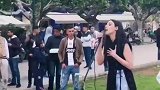 摩洛哥街头，外国小姐姐唱中文歌引起围观