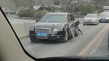 前方的奥迪车主我不就是玩个手机，至于这么盯着我