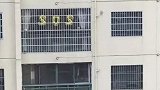 对面阳台上惊现SOS 民警紧急赶到：2020气球的0漏气了