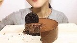 美女吃生巧克力慕斯蛋糕