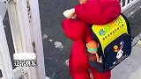 女儿头一次上学不哭不闹，背着书包潇洒往里走