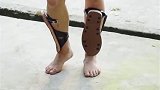 疯人院搞笑短剧：凉鞋的新穿法！让你们穿出时尚感！