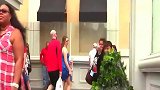 国外恶搞小哥穿吉利服街头整蛊路人,这是玩“吃鸡”入魔了吧