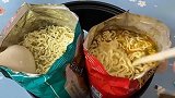 小伙子吃泡面鸳鸯锅的搞笑操作！