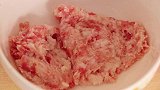 想要做出美味的丸子汤，调肉馅很重要，这样调丸子不散还Q弹