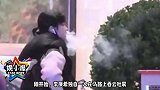 “乔英子”李庚希烟不离手，与神秘男街头抽烟，网友：人设稀碎