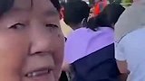 新乡紧急筑坝全城征集志愿者，68岁大娘一家齐上阵：我能搬动！