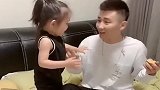 生孩子就是用来玩的，更何况是小情人，下面一幕看完不要笑！