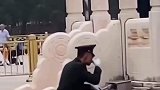 国旗卫士连续站岗两小时纹丝不动，看到休息时的一幕让人心疼