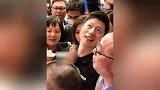 马龙访港人气火爆，被热情球迷“吓”到喊OMG，他签名霍启刚在背后嘻嘻嘻