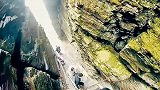 贵州梵净山，几乎垂直的上山道最窄处仅能过一人，游客表示为了看一眼天空之城，再难也要上。梵净山