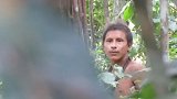 罕见！亚马逊雨林原始人与世隔绝 镜头前露出清晰正脸