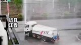 街头惊现向上喷的洒水车，往左往右都被举报只能向上喷了