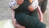 小伙子这一坐还真有点范儿
