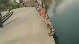 兵哥哥背对湖水脚尖立正，站立许久仍不动如山