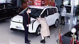 美女撒娇砍价，这谁扛得住！