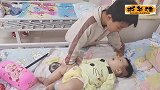哥哥整天拿宝宝当玩具，到底对弟弟做了啥？妈妈看到却笑起来了