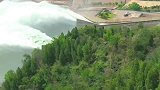 大坝排沙泄洪，高空俯瞰太震撼了，厉害了我的国