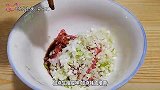 白菜饺子好吃有窍门，这样调馅白菜不出水，味道鲜，真好吃
