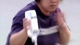 国外恶搞，躺在担架上打吊针的男子突然醒来就跑