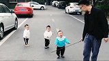 龙凤三胞胎兄妹看爸爸拿棍棒来了，竟然吓成这样，厉害了