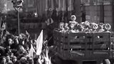1949年北平和平解放入城仪式，百姓们载歌载舞迎接新曙光的到