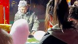 卖棉花糖老板全身被棉花糖缠绕