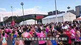 沈阳马拉松外籍冠军领奖时晕倒,被抬下台直播中断,主办方回应