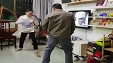 女儿学了一个月的散打，结果把老爸揍成这样，这学费没白交啊！