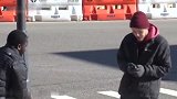 男子借路人的手机打电话然后逃跑，人与人之间的信任呢