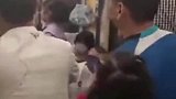 男子坐火车遇到一群大爷大妈在火车过道载歌载
