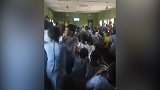 敲开心！尼日利亚中学生教室内欢庆国家队取得胜利