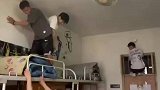 学生寝室里玩捉迷藏，别说蒙眼了睁眼都很难捉到了