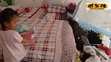 宝宝两在家玩把衣柜弄翻了，满地都是衣服，妈妈很生气