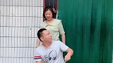 这老婆太皮了，吓我一跳