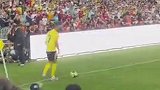 球迷实拍C罗在底线附近1V1尝试过人被断