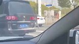 轿车司机不熟悉路况，看见右转红灯不敢拐弯！