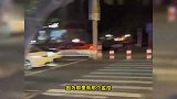 男子故意不过路口致礼让车辆拥堵，目击者：不让会被扣3分罚100块