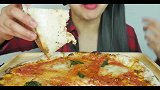小姐姐独享一整个超薄披萨，大口吃超级过瘾啊