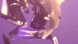 惊险！女游客潜水时突遭鲨鱼撕咬 教练奋不顾身上前救援