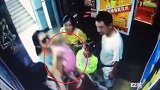 武汉一小区电梯内一对男女抢夺婴儿 警方：家庭问题并非案件