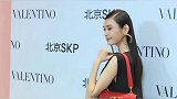 奚梦瑶正面照曝光：身穿宽松连衣裙，故意用手遮挡肚子疑似怀孕！