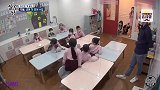 韩综在聿参观幼儿园，遭“小姐姐们”强势围观，太可爱了