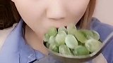 吃冰小姐姐这次吃绿色的小冰块，吃的真香，看着就过瘾