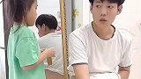 萌娃贴风湿膏这波操作神了！不怪她，指哪贴哪没毛病