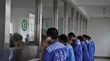 监狱里面包吃包住，为何犯人还要求家人寄钱？今天才知其中猫腻