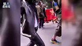 美国歌星蕾哈娜，上街支持“反歧视亚裔运动”，手举标语太酷了