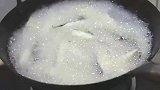 茄子巧妙切条成招牌！简单一炒香飘满室！上桌瞬间秒清空盘！