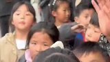 大学生偷偷回家接妹妹放学，她真的好开心