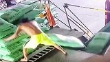 坚强男子为生活努力拼搏，30秒搬卸2000斤货物